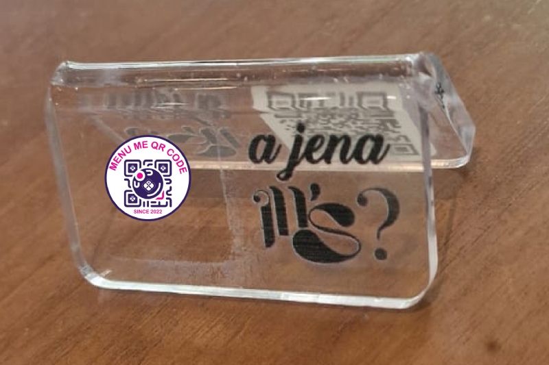 Mbajtese QR me logo, mbajtese tavoline me emertim biznesi, mbajtese QR rezistente ndaj ujit, mbajtese QR per ambiente te jashtme, mbajtese QR me material premium, mbajtese tavoline me QR dhe logo gravuar, dua menum me qr Code